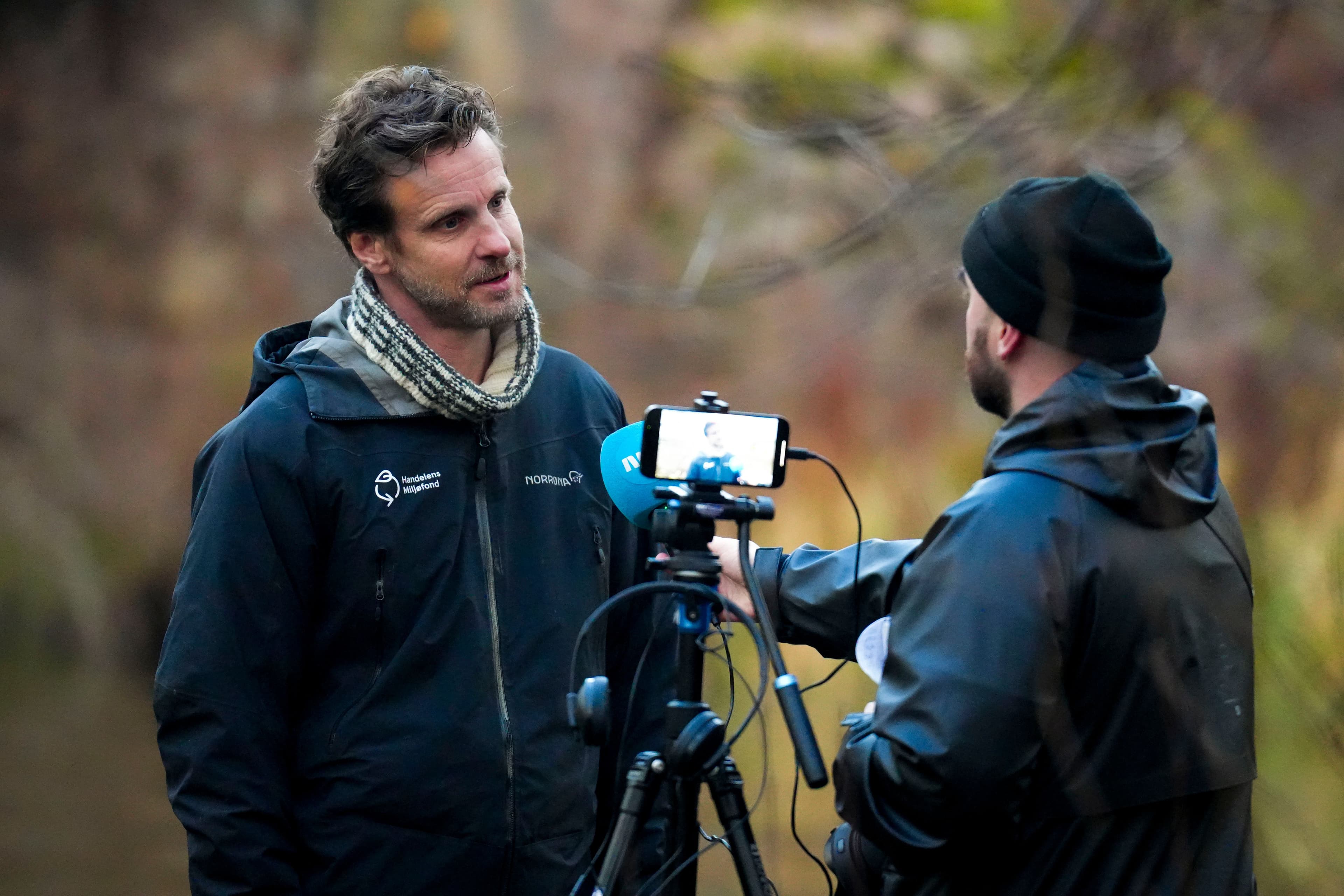 Person fra Handelens Miljofond blir intervjuet utendors med kamera og mikrofon